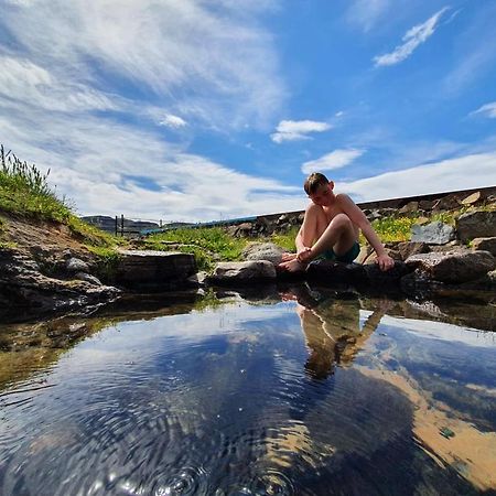 Hotel Laugarholl With Natural Hot Spring 홀마빅 외부 사진